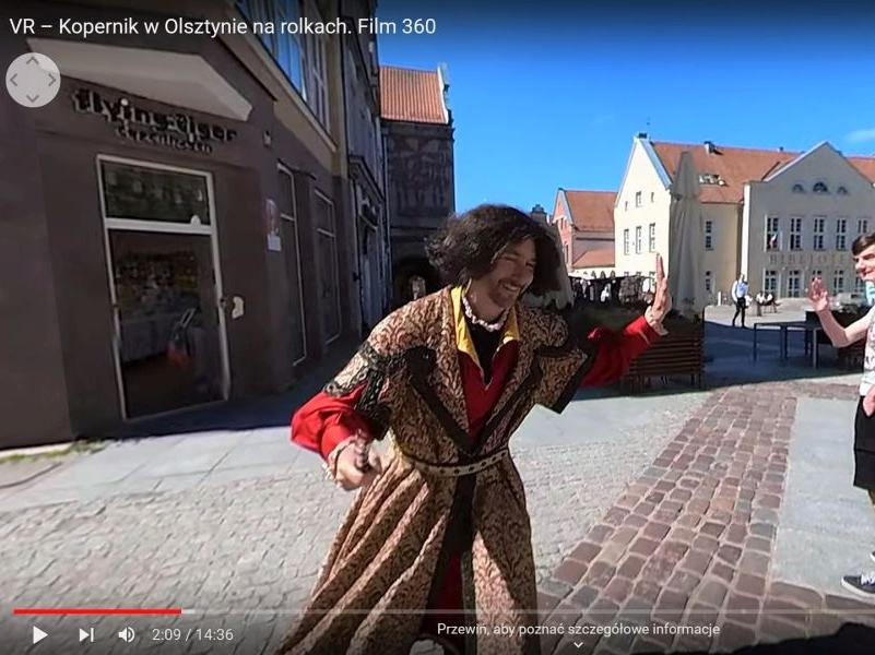 Osoba przebrana za Mikołaja Kopernika zwiedza na rolkach Olsztyn 