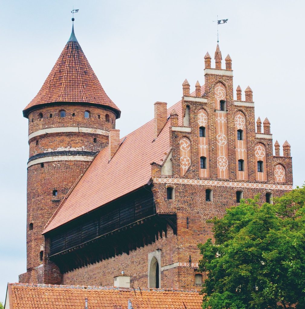 Zamek z ceglaną fasadą i wieżą