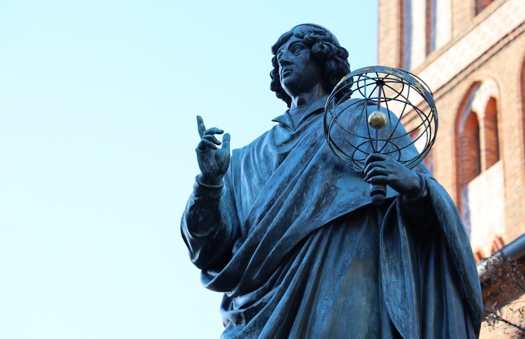 Pomnik astronomapa w rękach z globusem.