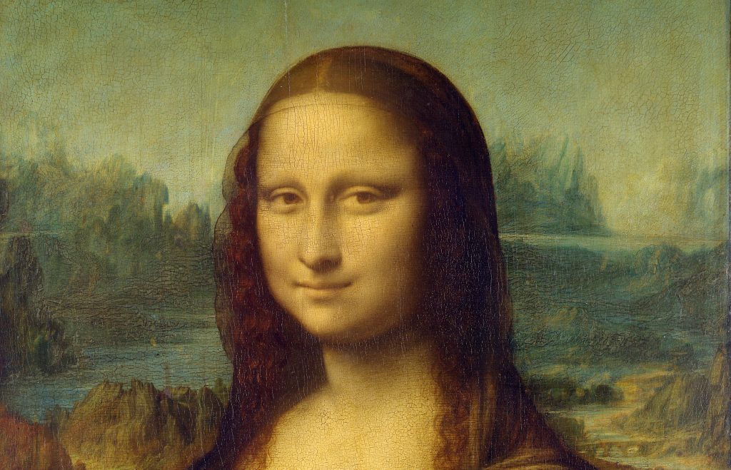 Portret uśmiechającej się kobiety w jasnej sukni.