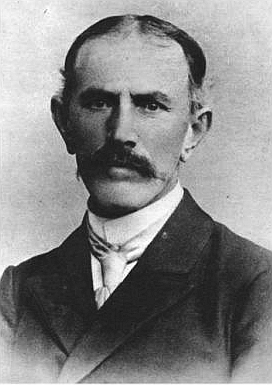 Czarno-białe zdjęcie mężczyzny w garniturze.