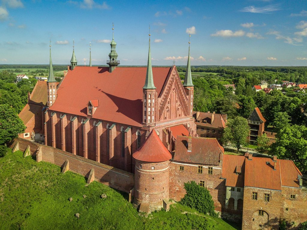Widok na średniowieczny kościół z wieżami.