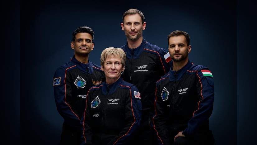 Czterech astronautów w kombinezonach kosmicznych.