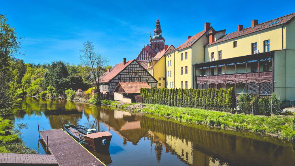 Widok na malowniczy kanał z budynkami