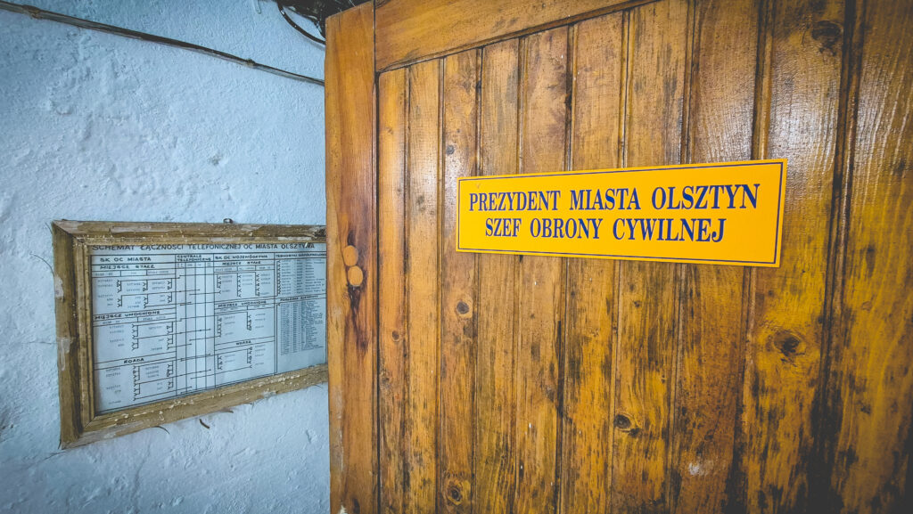 Drzwi z tabliczką informacyjną w Olsztynie