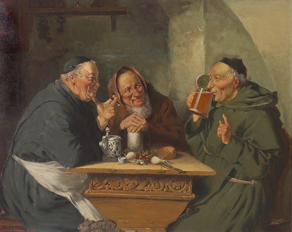 Trzech mężczyzn przy stole, rozmawiających i pijących.