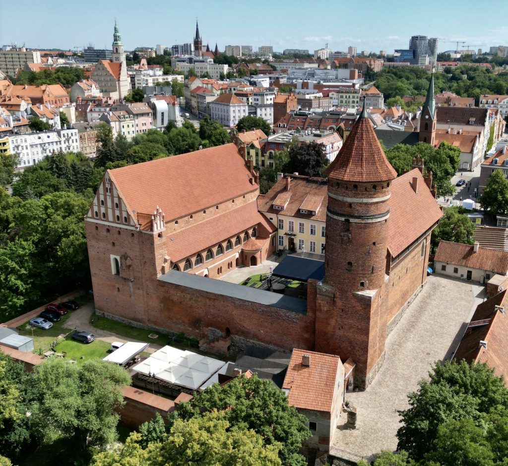 Widok na zamek i miasto z lotu ptaka.