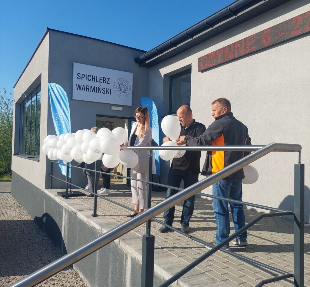 Uroczystość otwarcia z białymi balonami.