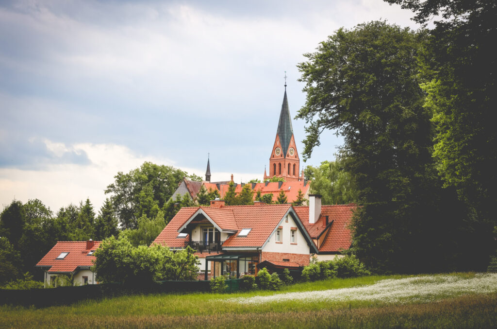 Widok na domy z kościołem w tle