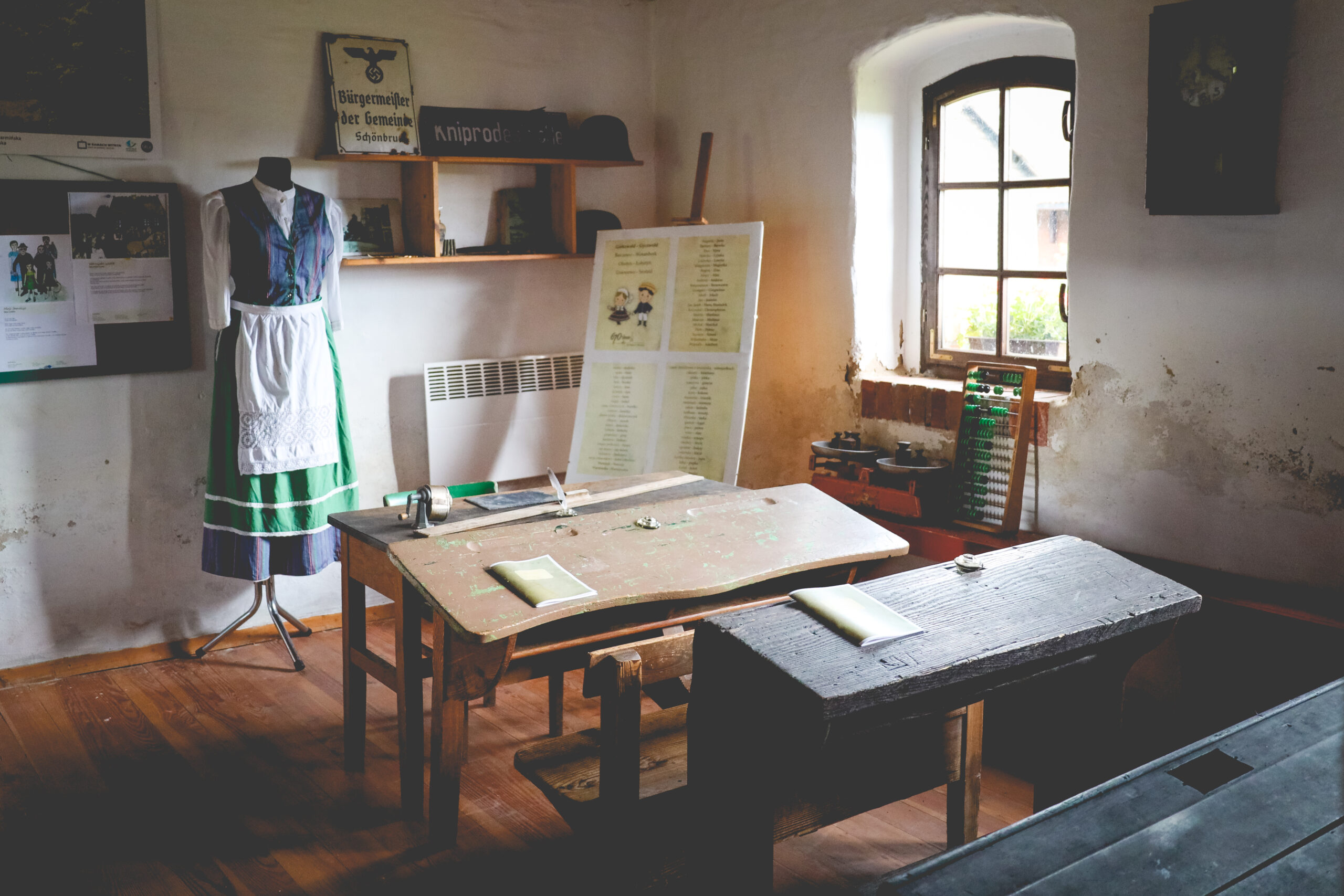 Wnętrze wiejskiego domu z manekinem w tradycyjnym stroju