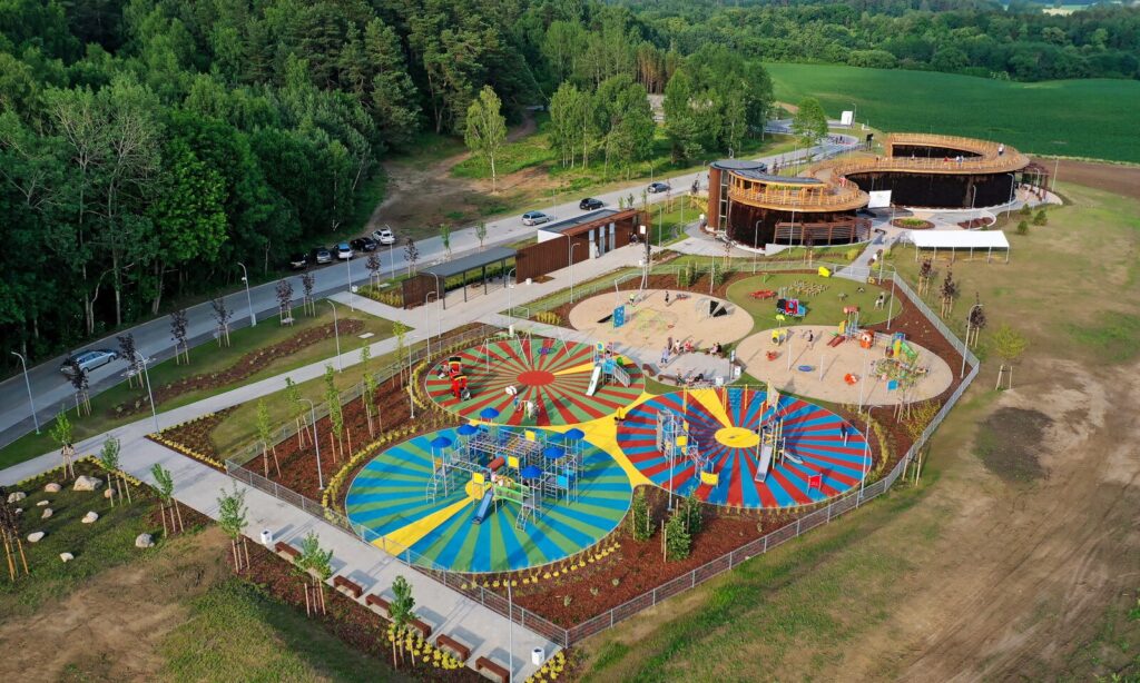 Widok na kolorowy plac zabaw