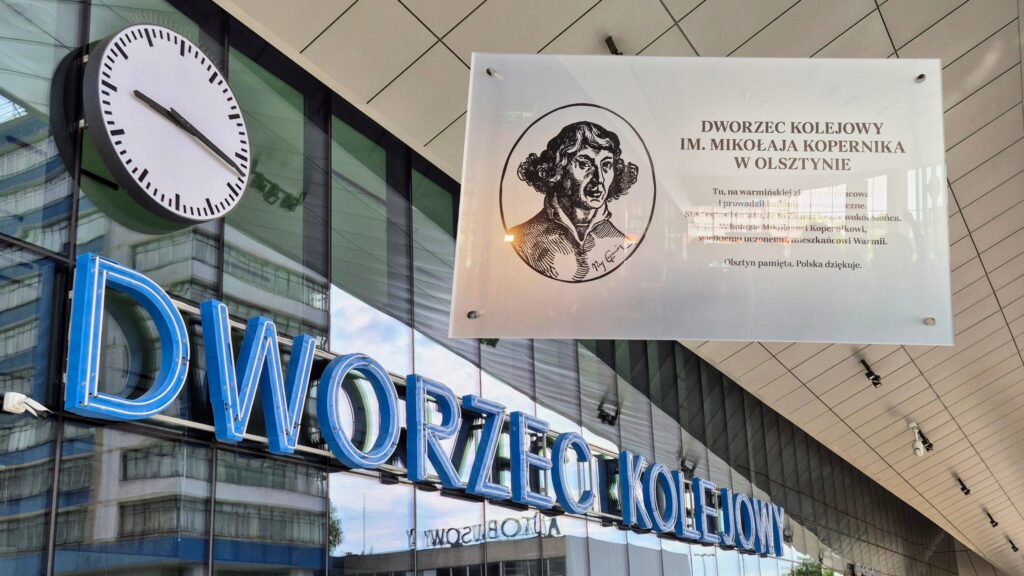 Widok na Dworzec Kolejowy im. Mikołaja Kopernika w Olsztynie z zegarem.