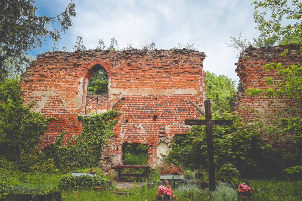 Ruiny ceglanego budynku z roślinnością.