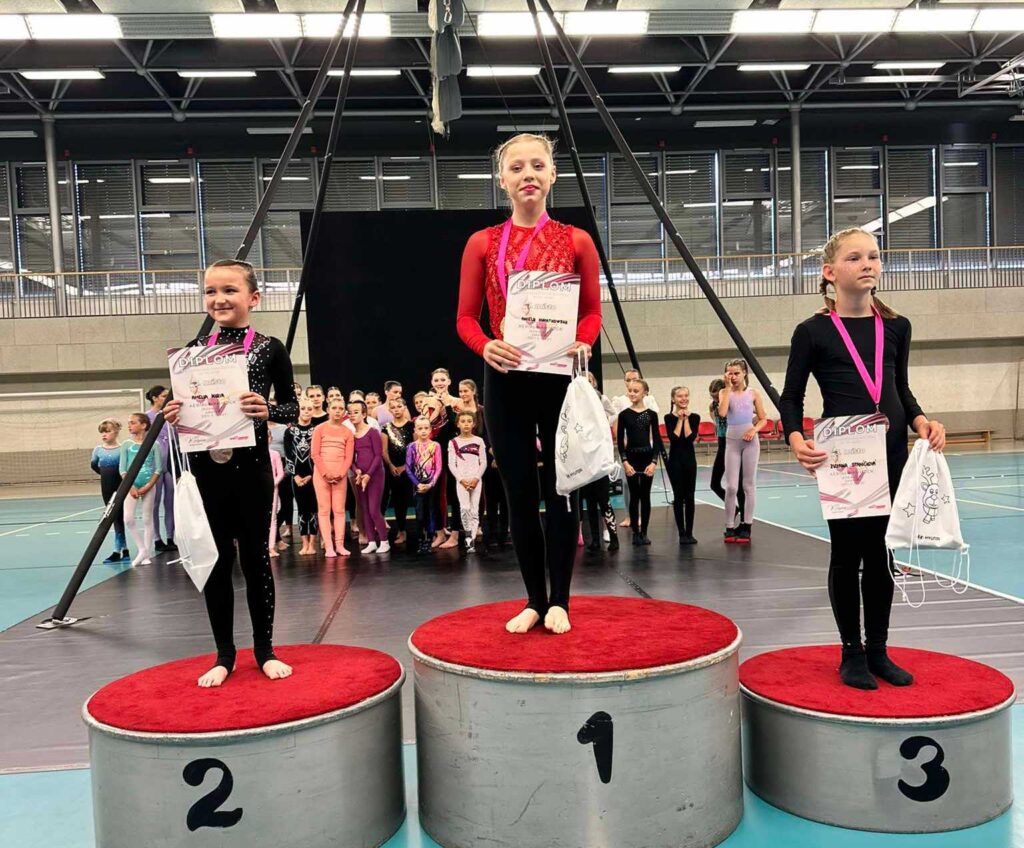 Trzy dziewczynki na podium z dyplomami