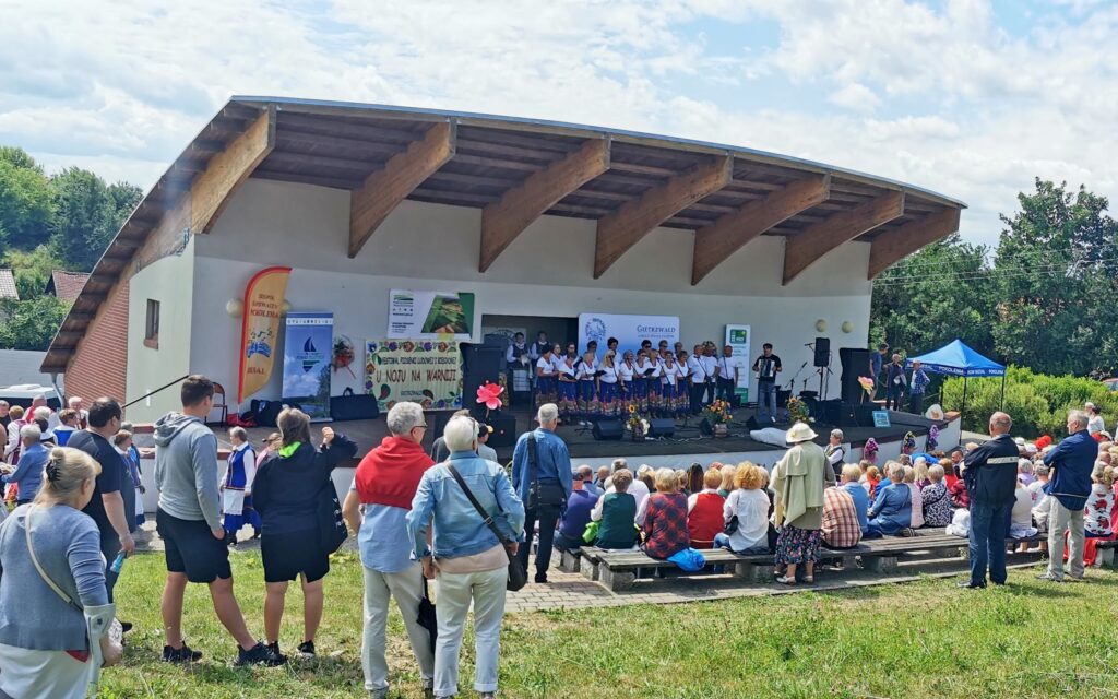 Występ grupy wokalnej na festiwalu.