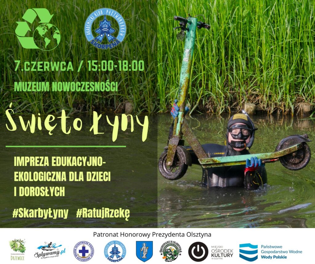 Osoba w sprzęcie nurkowym trzymająca zepsutą hulajnogę w wodzie.