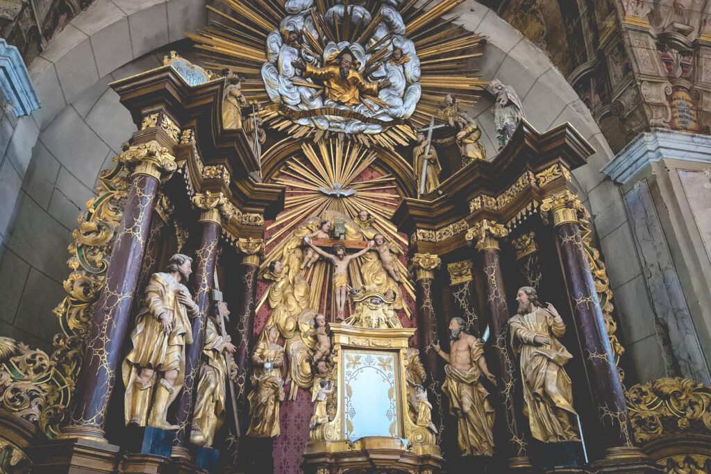 Barokowy ołtarz z rzeźbami świętych