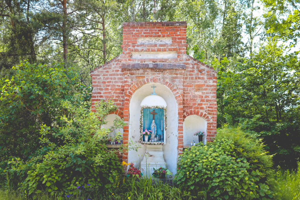 Ceglany kapliczka z figurą Matki Boskiej.