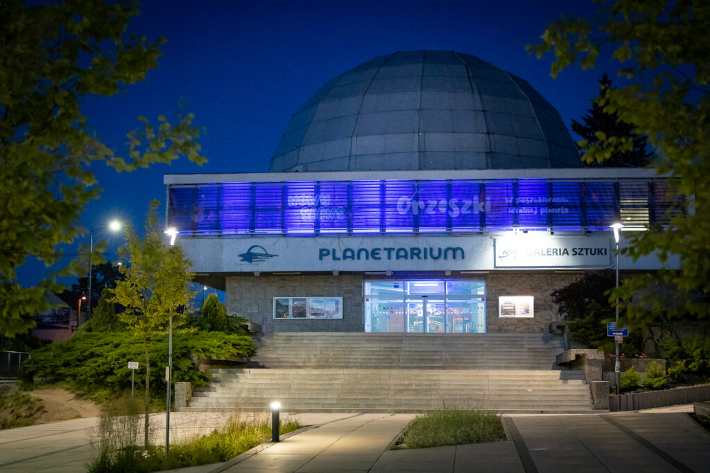 Wejście do planetarium w nocy