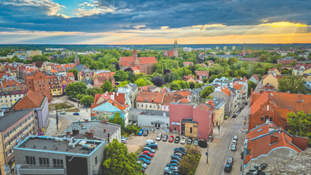 Widok na miasto z góry z zielenią i dachami domów