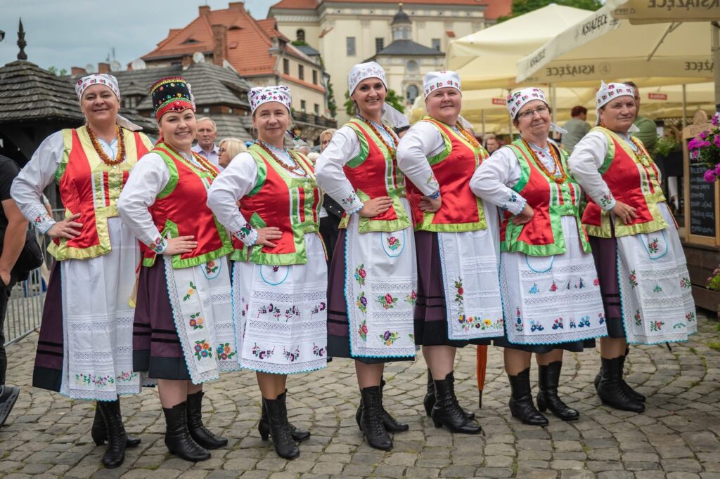 Grupa kobiet w tradycyjnych strojach ludowych