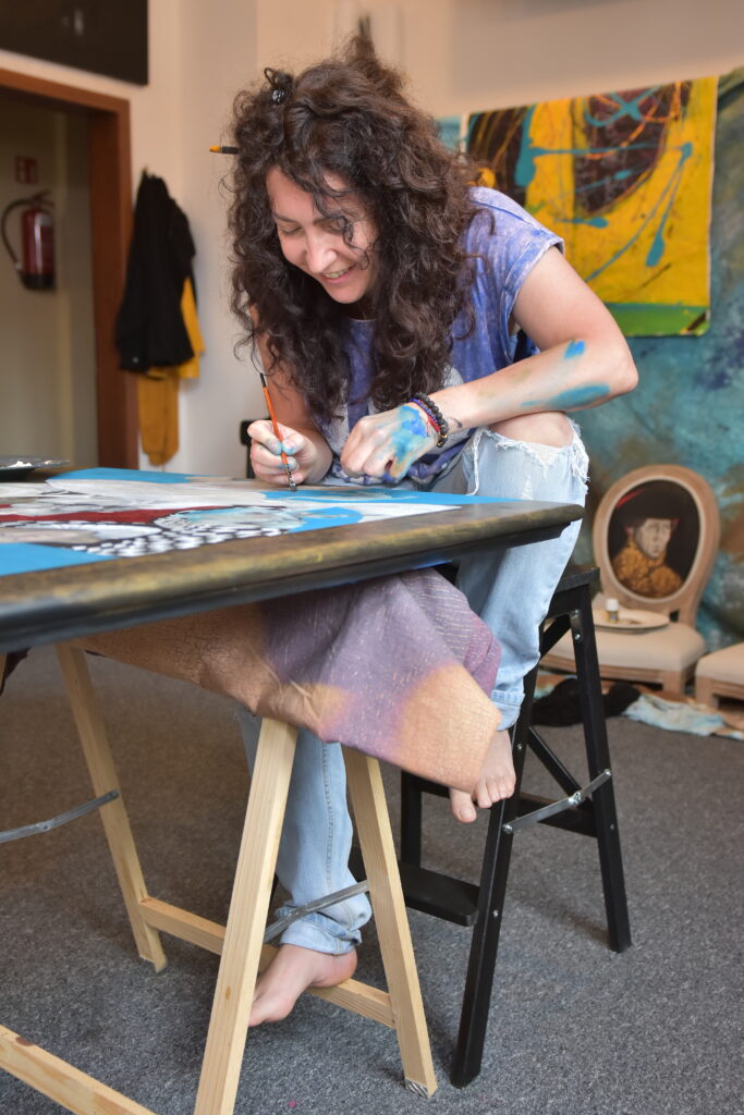 Artystka malująca obraz w atelier.