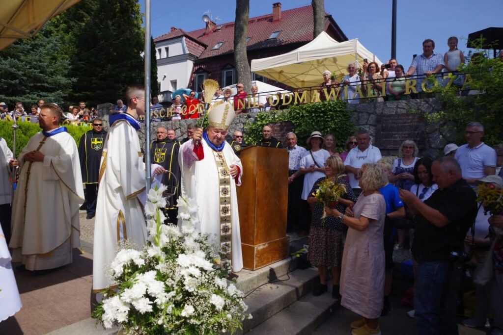 Ceremonia religijna z duchownymi i zgromadzonymi ludźmi