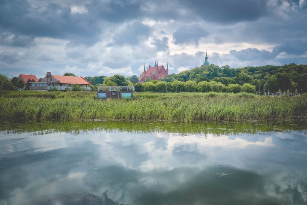 Widok na zamek odbijający się w wodzie