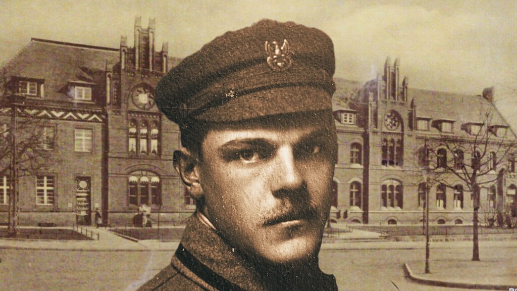 Portret mężczyzny w mundurze z tłem budynku