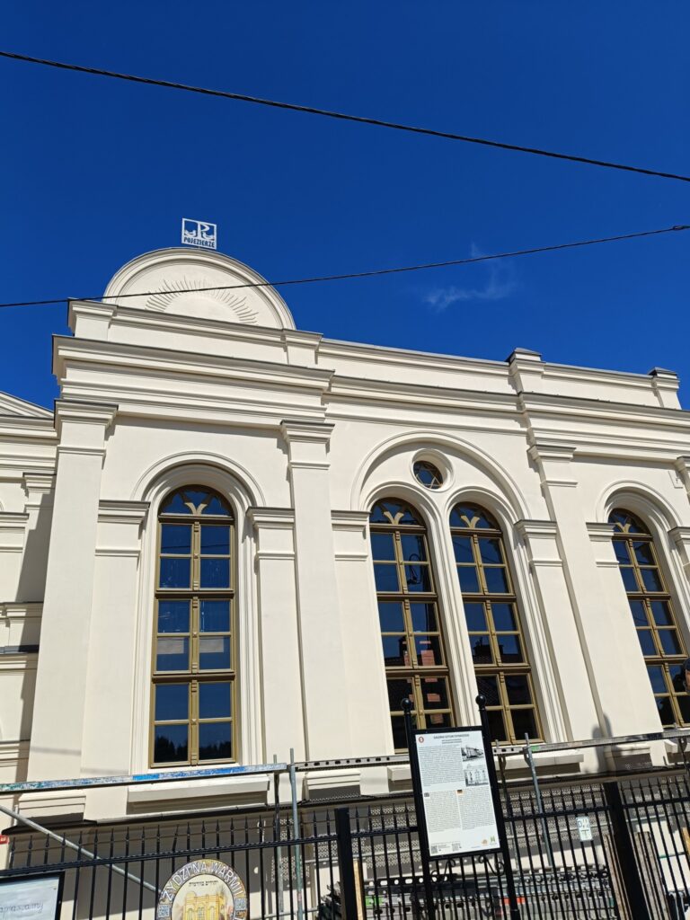 Fasada budynku z dużymi oknami i niebieskim niebem.
