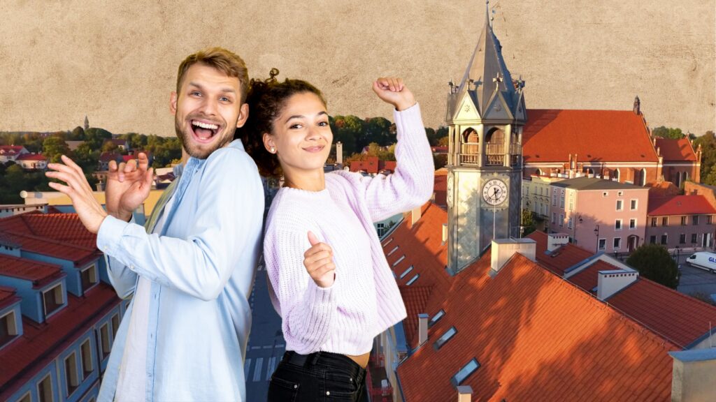 Młoda para tańcząca na tle miasta.