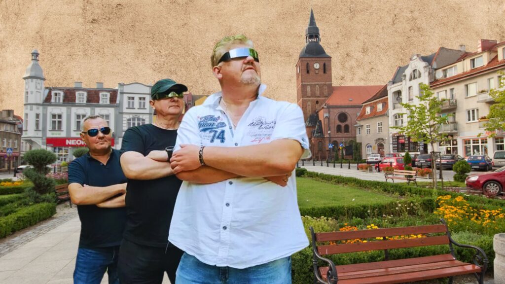 Trzech mężczyzn w okularach przeciwsłonecznych na tle architektury miasta.