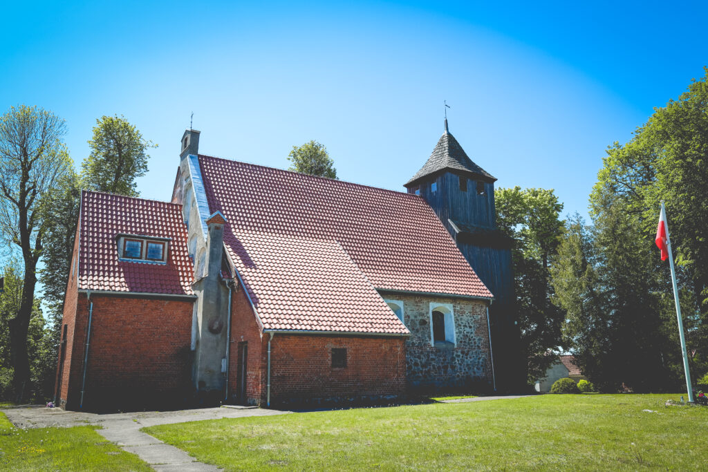 Widok na kościół z czerwoną dachówką