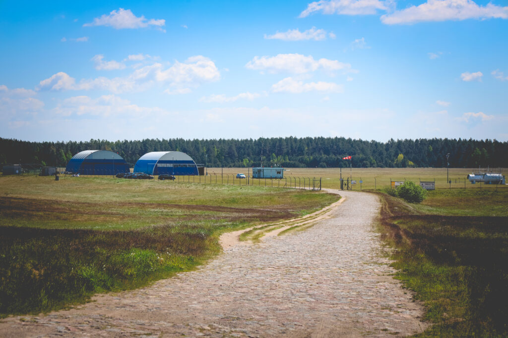 Droga prowadząca do hangarów lotniczych.