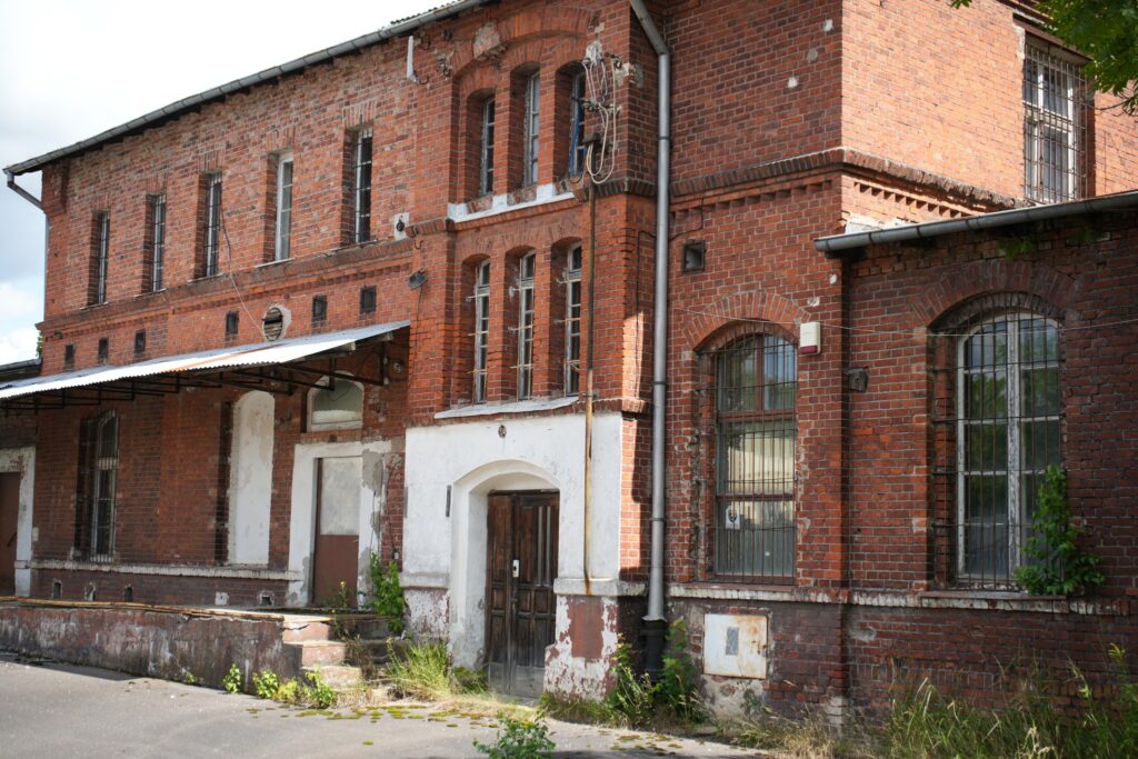 Zabytkowy budynek z czerwonej cegły.