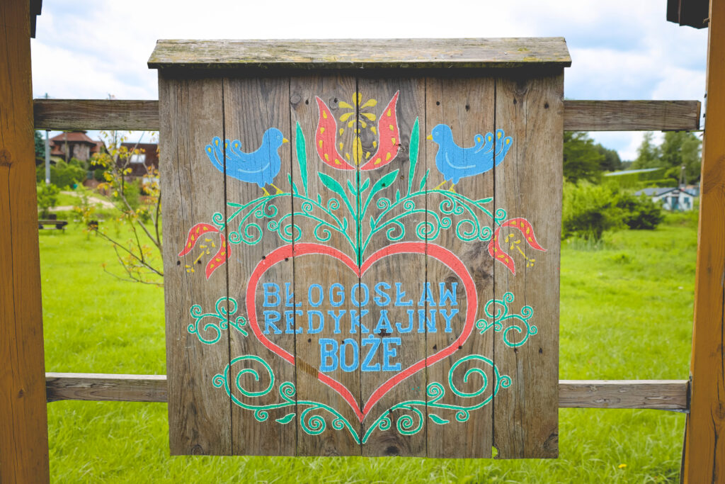 Kolorowa drewniana tablica z napisem