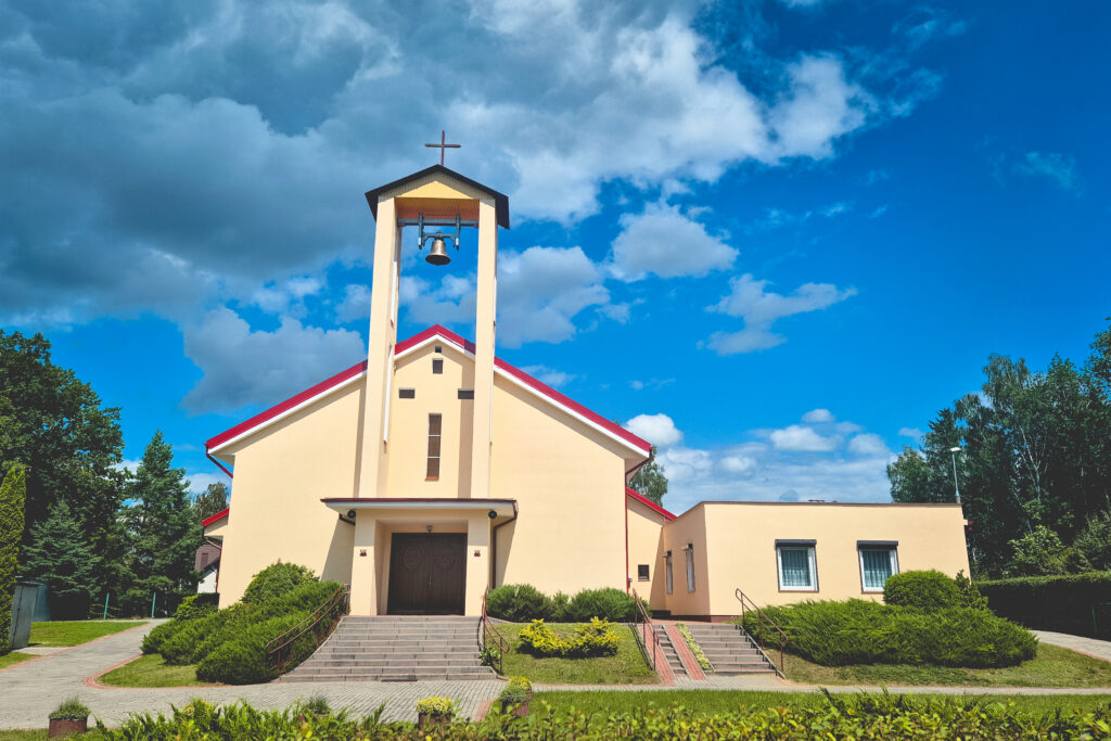 Kościół z dzwonem na tle nieba