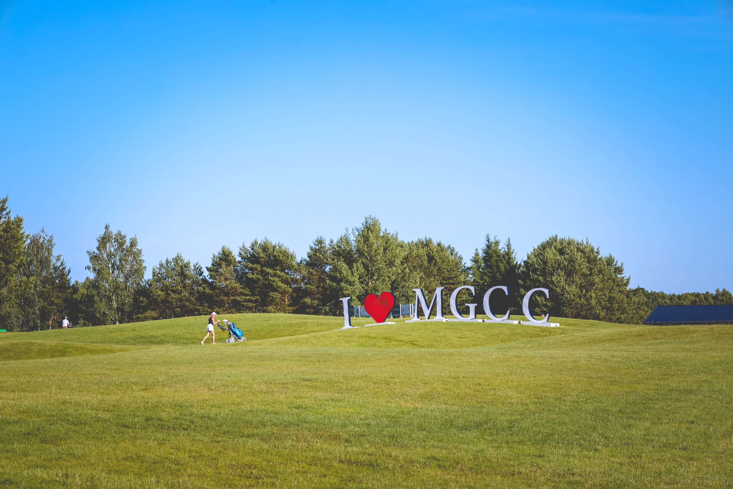 Widok na napis I love MGCC na trawie