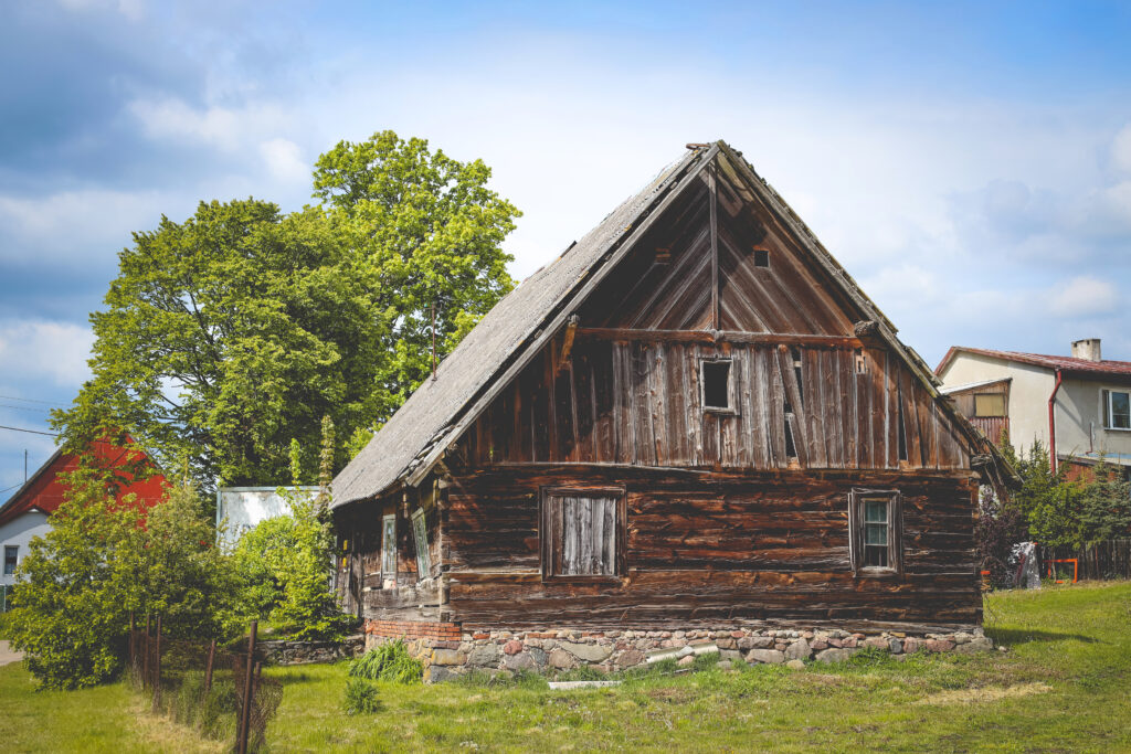 Stara drewniana chatka w parkowej okolicy