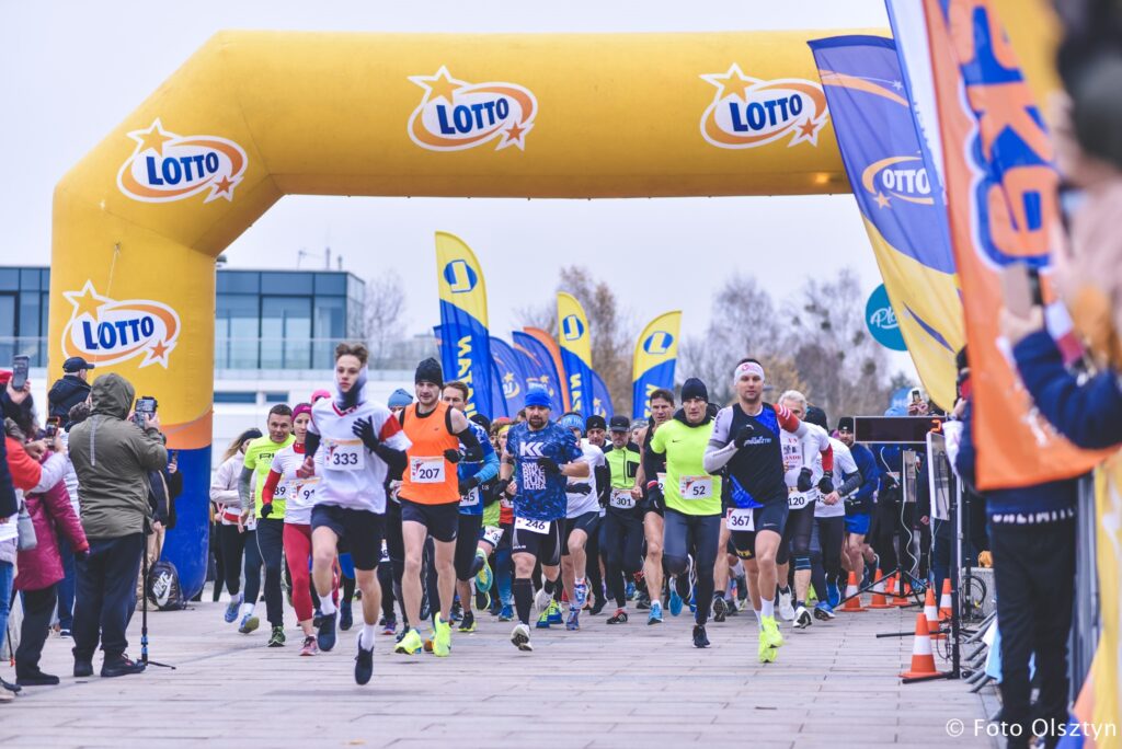 Biegaczy startujących w wyścigu pod balonem Lotto.