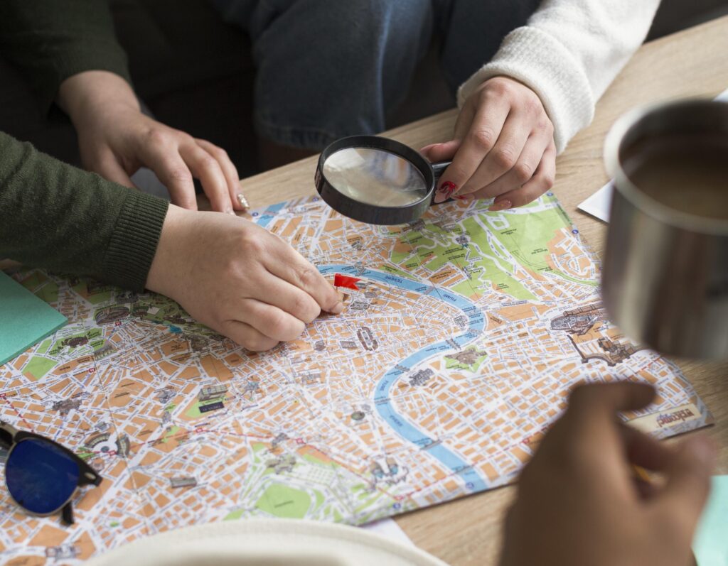 Osoby analizujące mapę miasta