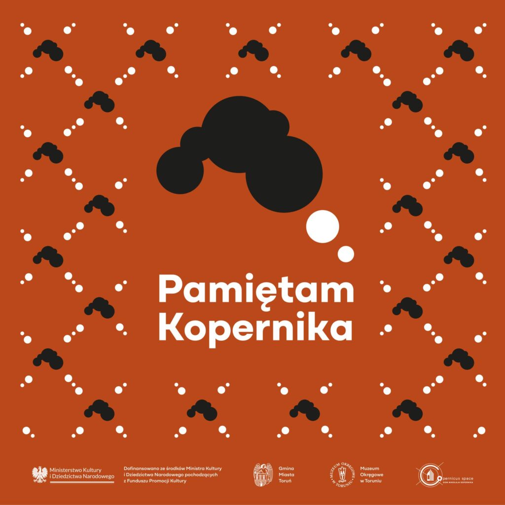 Plakat z hasłem 'Pamiętam Kopernika' na pomarańczowym tle.