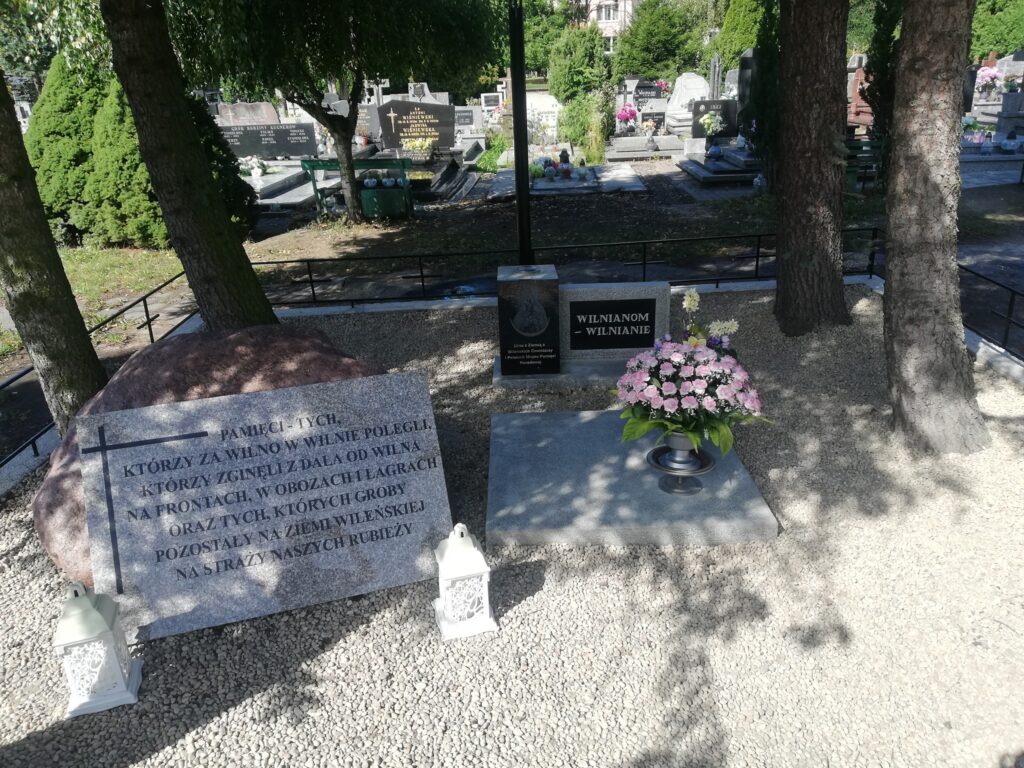 Pomnik i kwiaty na grobie