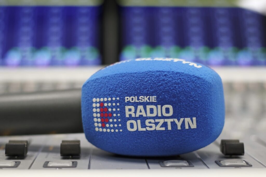 Mikrofon Polskiego Radia Olsztyn na stole