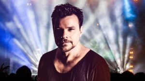 Mężczyzna na tle świateł scenicznych