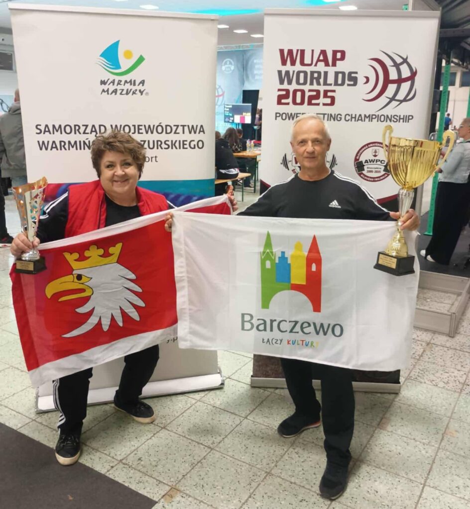 Osoby trzymające flagi i trofea.