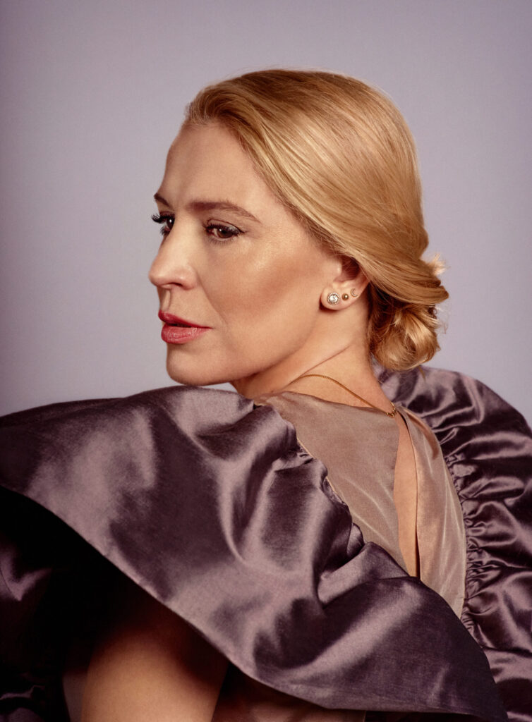 Kobieta w eleganckiej sukience profil