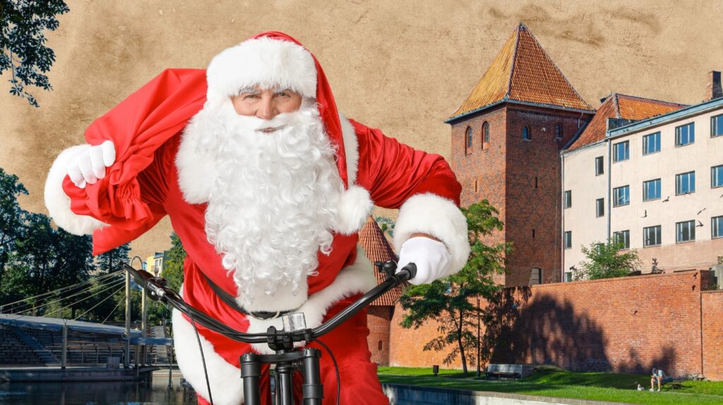 Mikołaj na rowerze z torbą.