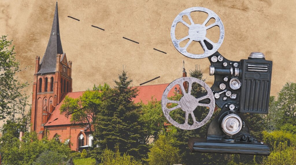 Stary projektor filmowy w tle z kościołem.