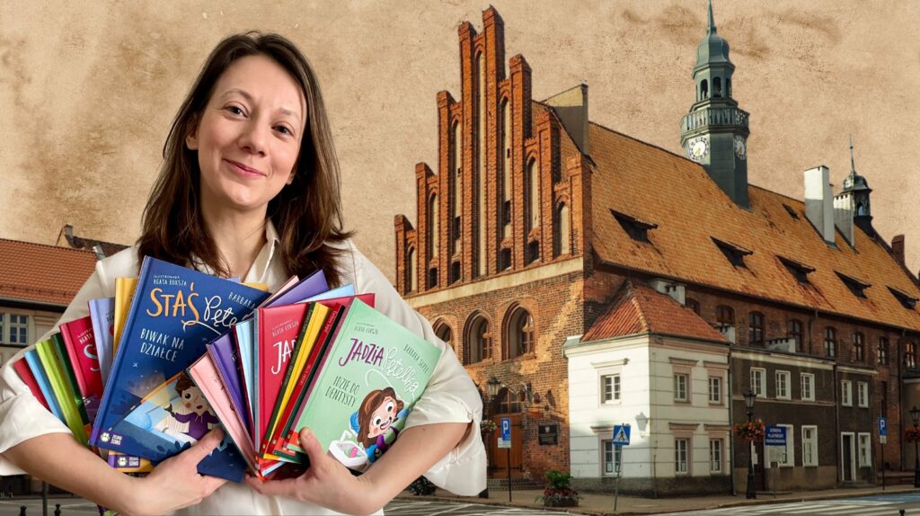 Kobieta trzymająca książki przed budynkiem.